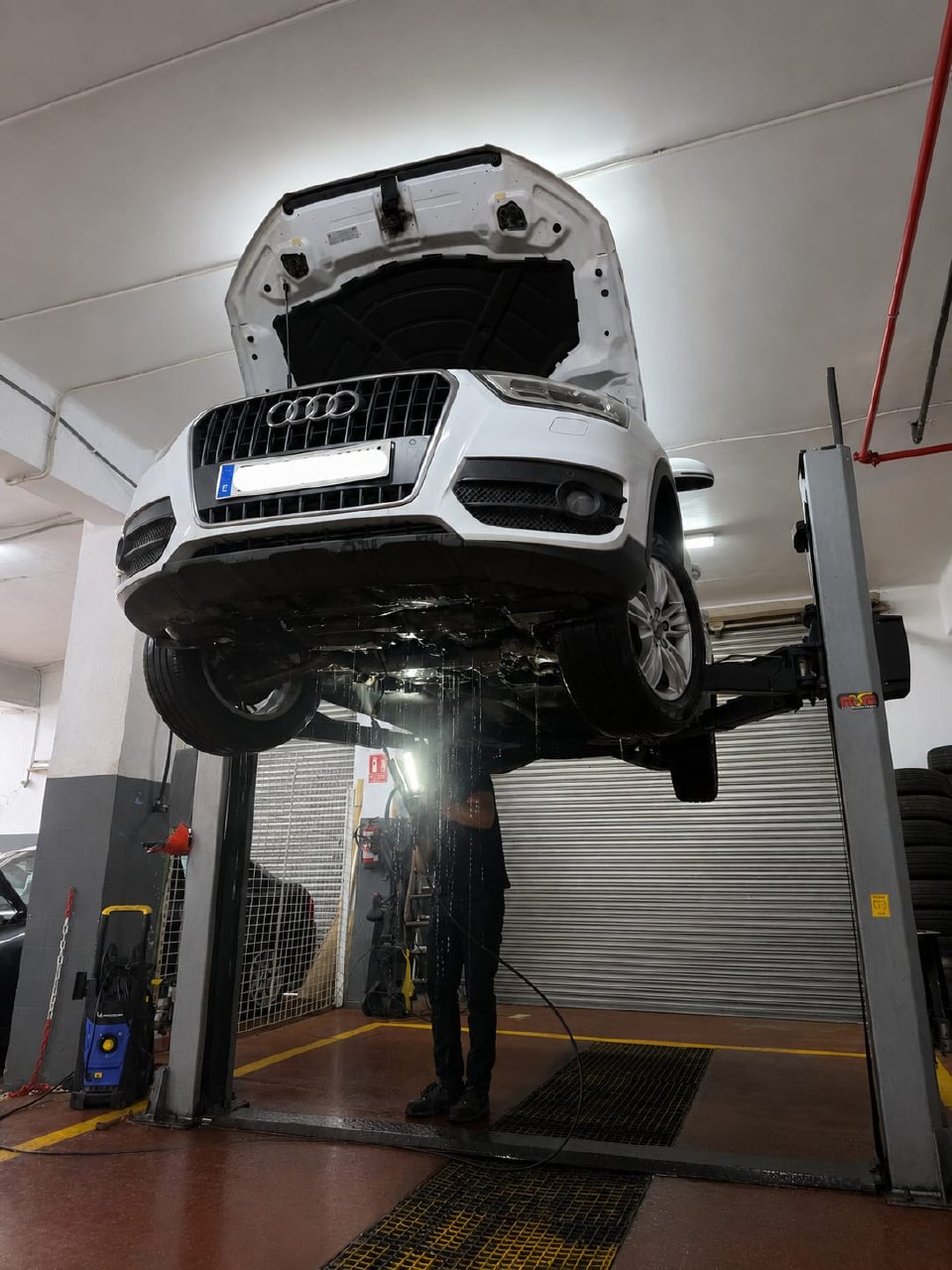 Audi Q3 elevado en gato frontal