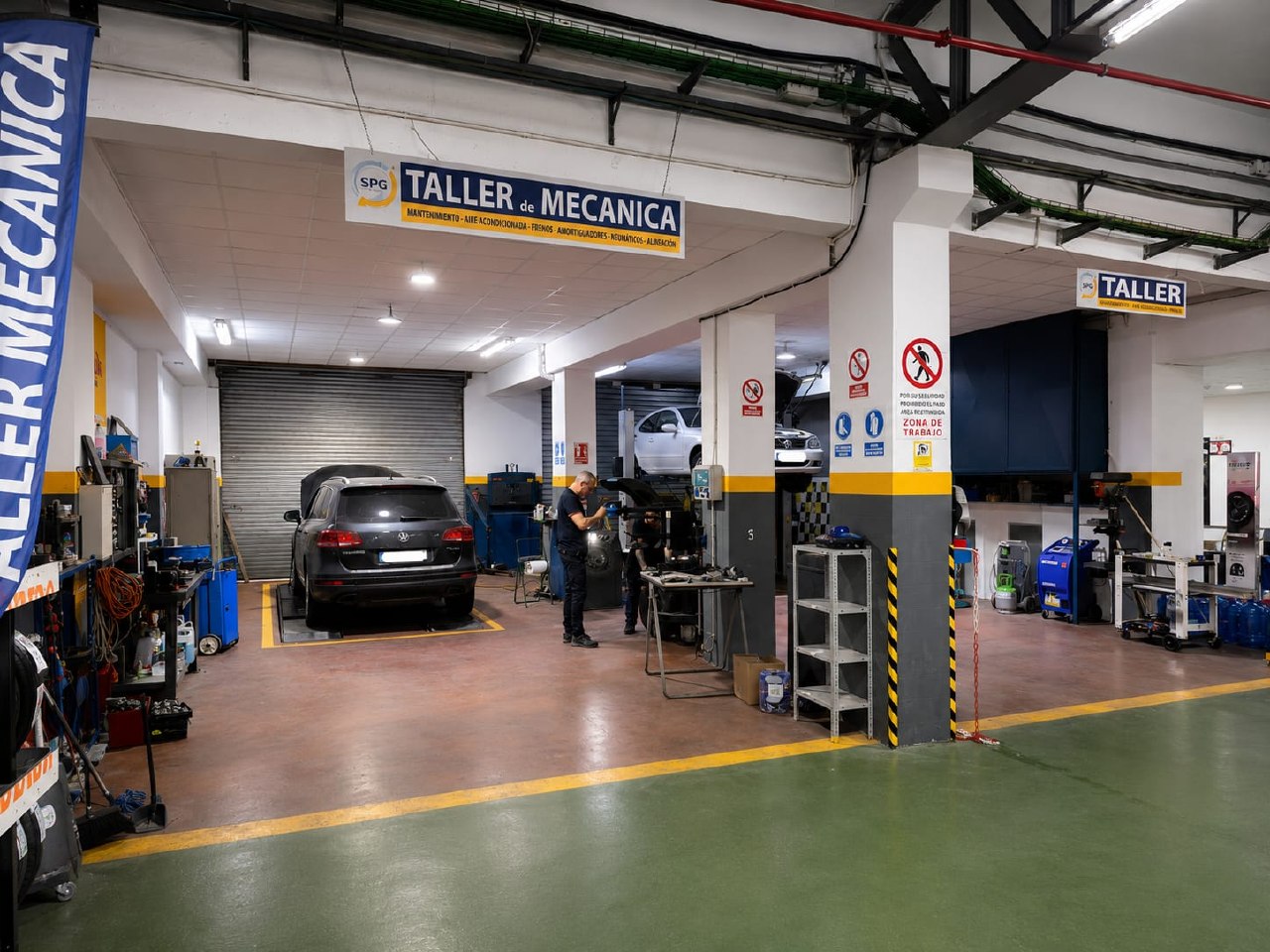 Zona de taller con VW Touareg en bahía
