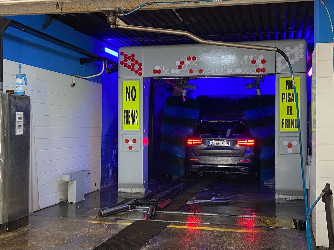 Coche en el tren de lavado automático de Autolavados Primado